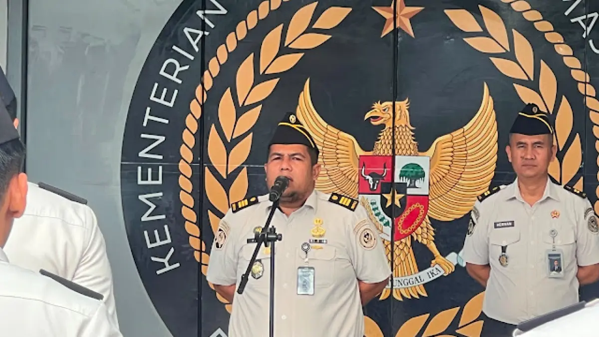  Kepala Subseksi Bimbingan Kegiatan Rutan Batam, Said Fahziyadi Alwi memberikan arahan kepada petugas dalam apel, Senin (8/6). F. Rutan untuk Batam Pos