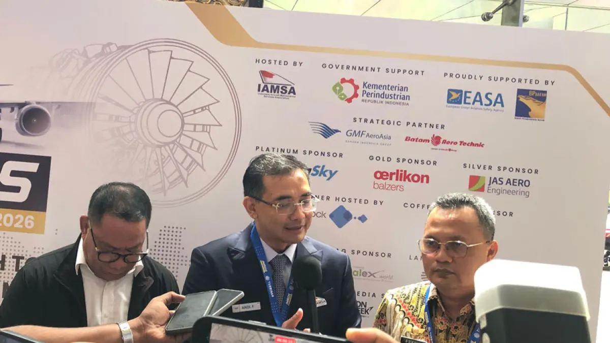 

Ketua IAMSA Andi Fahrurrozi (tengah) menyampaikan pandangannya terkait pengembangan industri Maintenance, Repair and Overhaul (MRO) dalam Indonesia MRO Summit (IMROS) 2026 di Batam, Senin (9/6).  F. Azis Maulana / Batam Pos