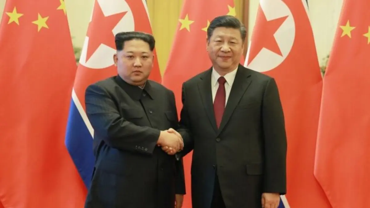 Pemimpin Korut Kim Jong Un berjabat tangan dengan pemimpin Tiongkok Xi Jinping. F Arsip Antara