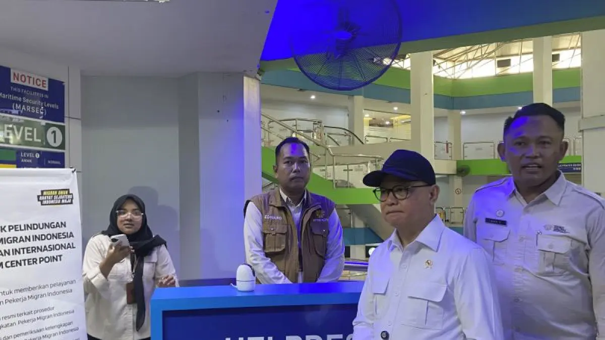 Peresmian helpdesk P2MI di Pelabuhan International Batam Center oleh Menteri P2MI Mukhtarudin (kedua dari kanan), didampingi oleh Kepala BP3MI Kepri Imam Riyadi (kanan) di Batam, Kepri, Selasa (9/6/2026). ANTARA/Amandine Nadja 