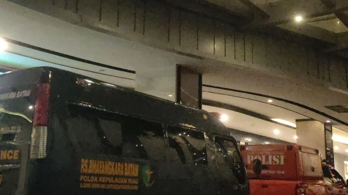 
Petugas kepolisian melakukan olah TKP di kamar Apartemen Pollux Habibie, Batam Kota, tempat seorang WNA asal Singapura ditemukan meninggal dunia. Foto: Istimewa.