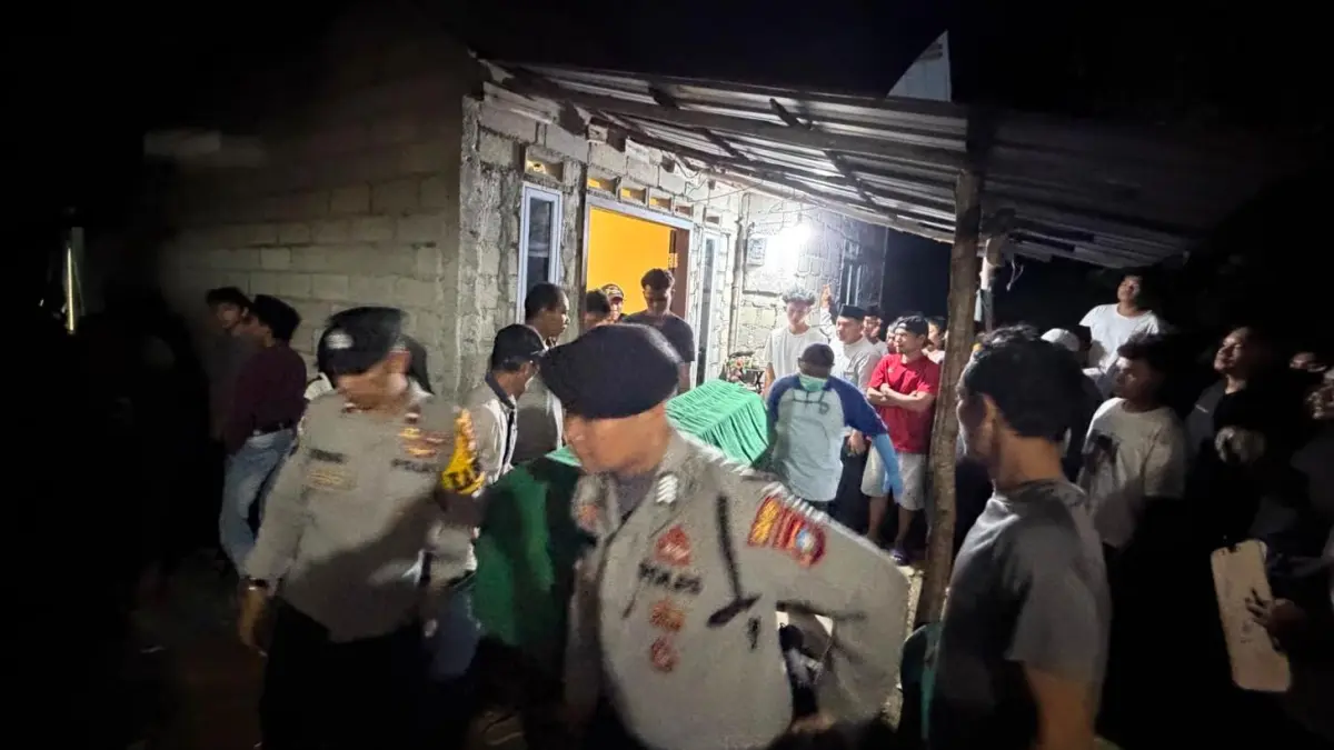 Polisi mengevakuasi jenazah korban gantung diri di rumahnya, Kampung Sekera, Tanjunguban, Kecamatan Bintan Utara pada Senin (8/6/2026). F.Polsek Bintan Utara untuk Batam Pos