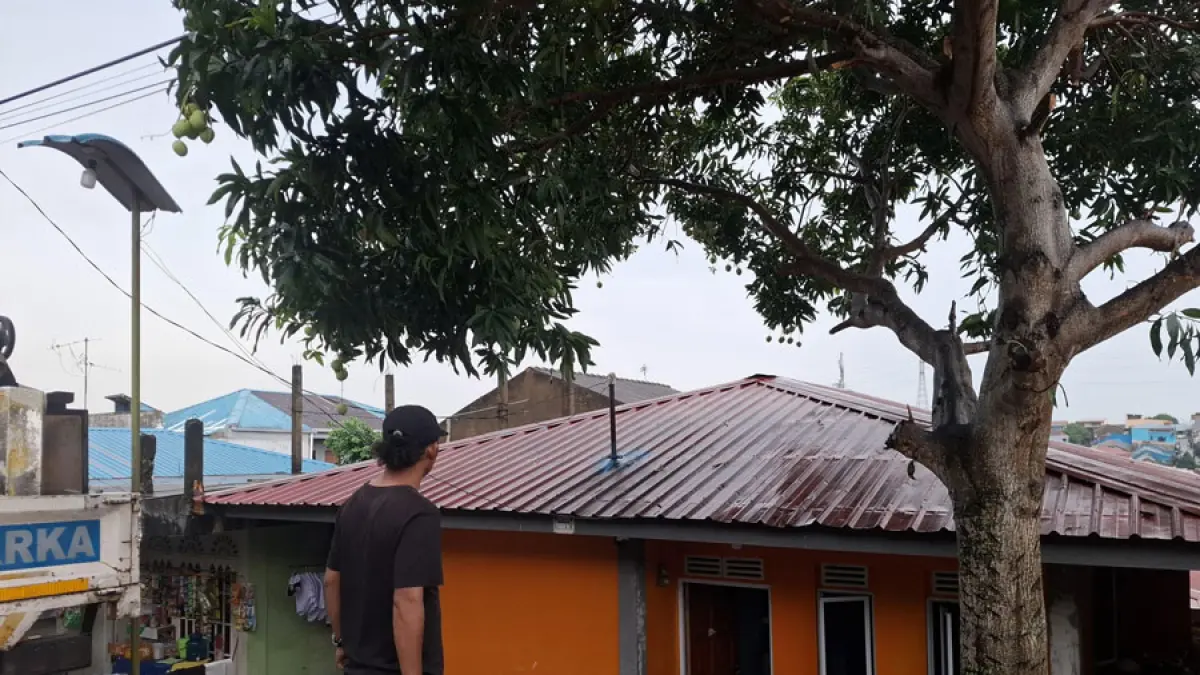 Rumah warga di Kampung Abwean, Bengkong Indah, Batam, yang atapnya ditembus proyektil diduga peluru nyasar. Foto: Istimewa.&nbsp;