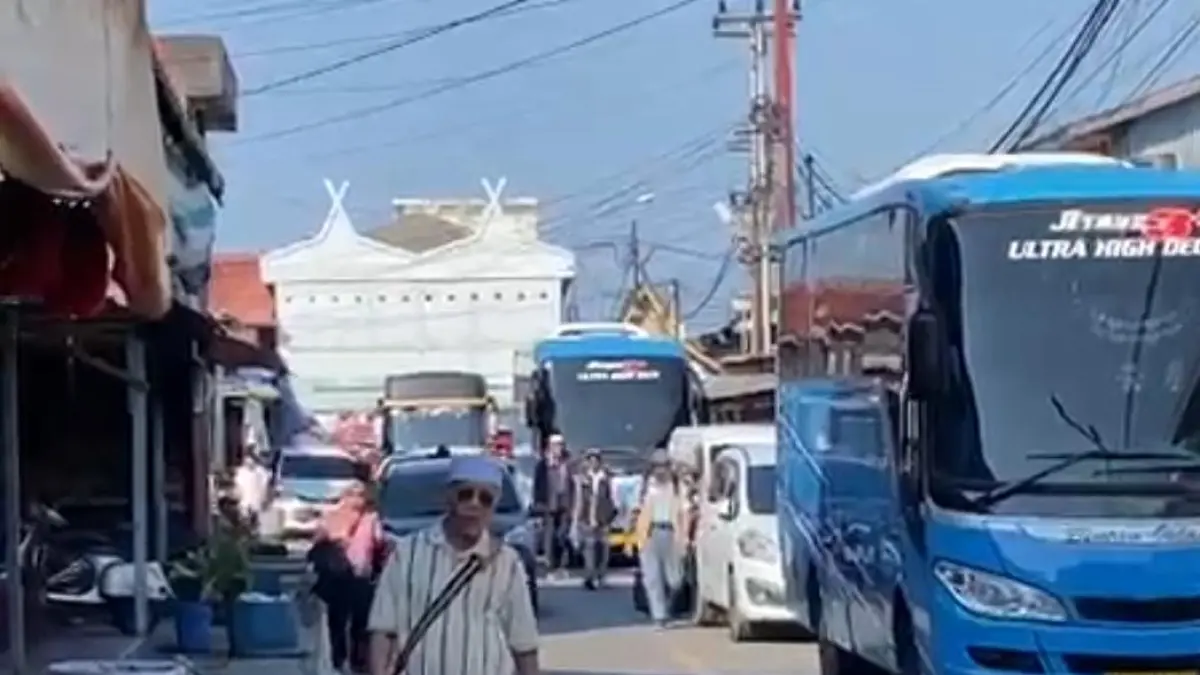 Sejumlah wisatawan harus berjalan menuju bus penjemputan di luar area Pelabuhan Bulang Linggi, Tanjunguban, Bintan. F.Kiriman Sapril untuk Batam Pos