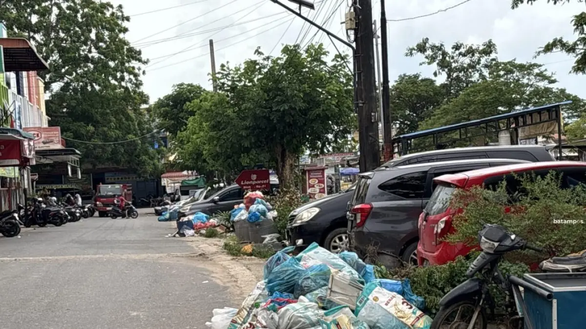 Tumpukan sampah terlihat di kawasan ruko Botania Garden, Batamkota, Senin (8/6). F.Yashinta