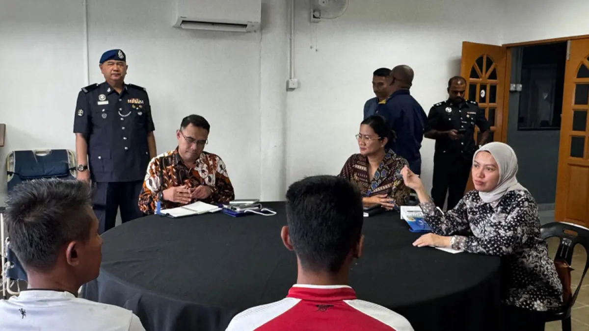 Konsulat Jenderal Republik Indonesia (KJRI) Johor Bahru melakukan pendampingan dan perlindungan konsuler terhadap enam nelayan asal Pulau Mapur, Bintan, yang ditahan otoritas Malaysia terkait dugaan pelanggaran perikanan di perairan Johor. Foto: Istimewa.