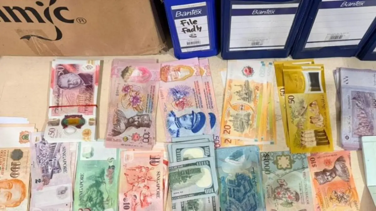 Barang bukti uang tunai asing yang dibawa tanpa melapor saat memasuki Batam yang telah diamankan oleh pihak BC Batam, Kepri. (ANTARA/HO-BC Batam)