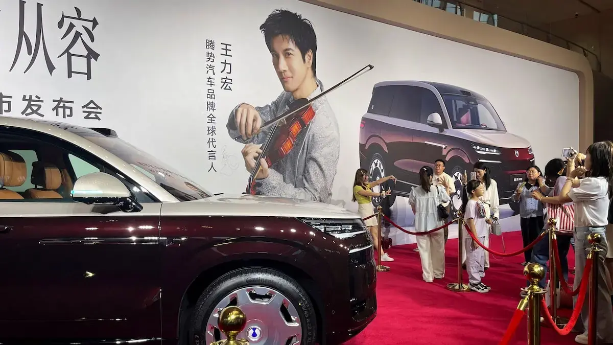 BYD memamerkan N9 di bawah merek premium Denza dalam acara peluncuran di Guangzhou, Tiongkok (Reuters)