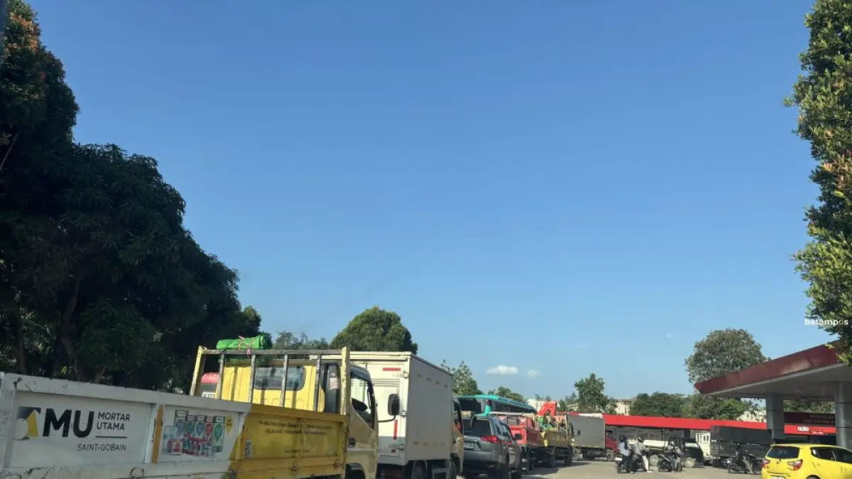 Ilustrasi. Antrean kendaraan di SPBU kawasan Batamcenter mengular hingga puluhan meter untuk mendapatkan solar, Kamis (28/5) sore. F.Yashinta