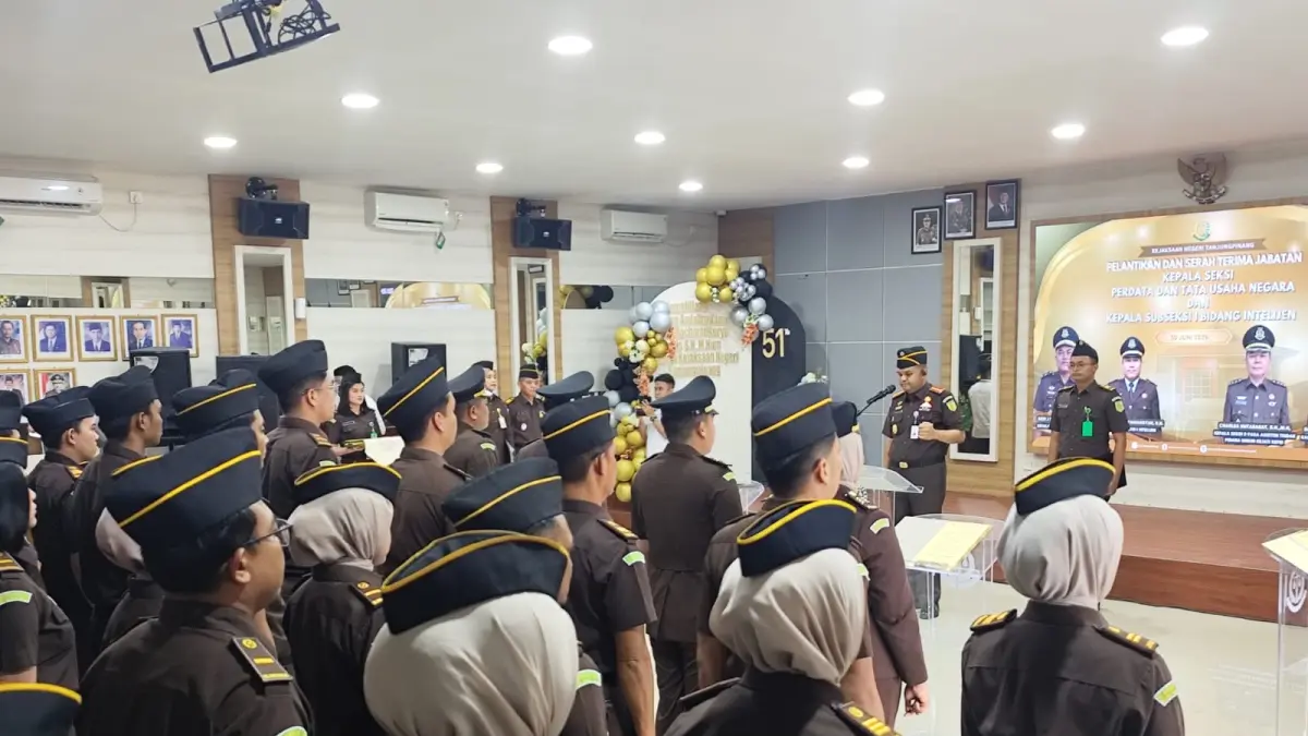 Kajari Tanjungpinang, Rachmad Surya Lubis saat memimpin proses serah terima jabatan, Rabu (10/6). F. Mohamad Ismail/Batam Pos