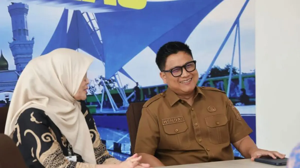 Kepala Dinas Komunikasi dan Informatika (Diskominfo) Kepri Hendri Kurniadi bersama Direktur TVRI Yenny Marlinda. ANTARA/Ogen 