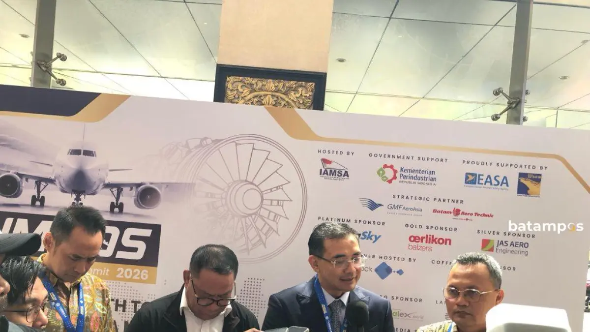Ketua IAMSA Andi Fahrurrozi (tengah) menyampaikan pandangannya terkait pengembangan industri Maintenance, Repair and Overhaul (MRO) dalam Indonesia MRO Summit (IMROS) 2026 di Batam, Selasa (9/6). f. azis maulana