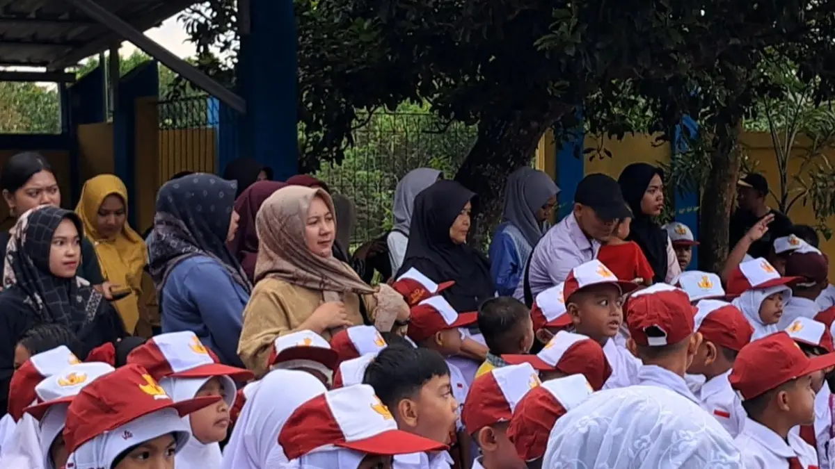 Para orangtua sedang menunggu anaknya yang baru masuk di salah satu SD di Kecamatan Bintan Timur, tahun lalu. F.Slamet Nofasusanto/Batam Pos
