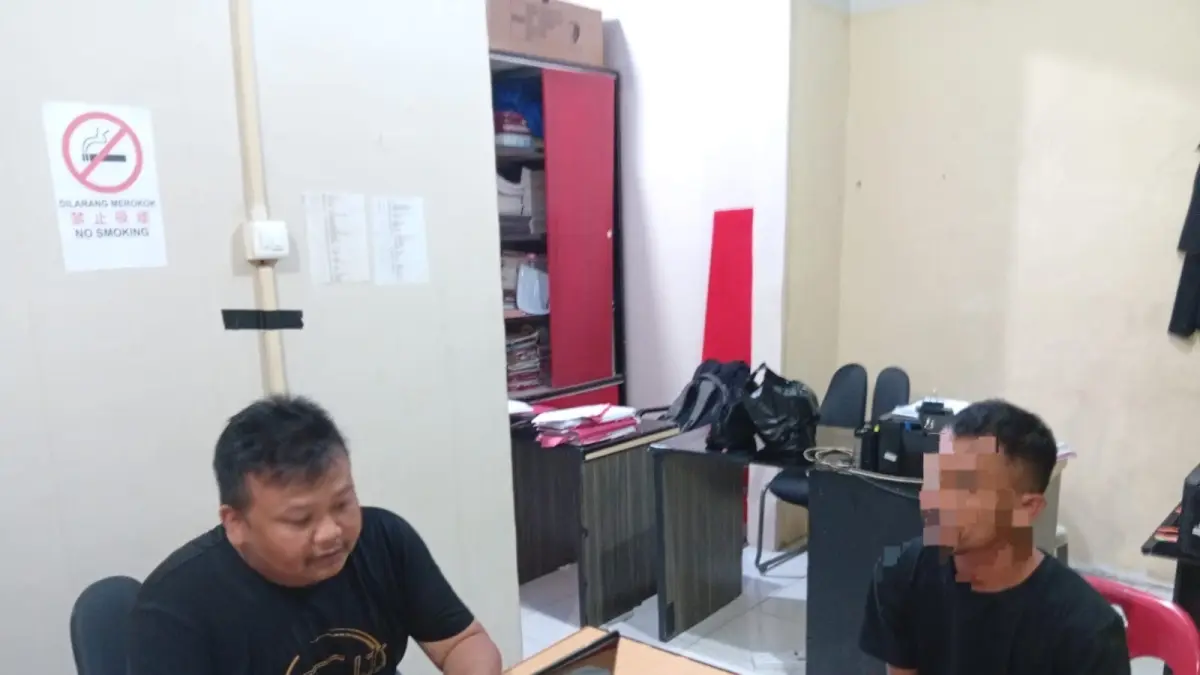 Pelaku diperiksa di Polsek Gunung Kijang. F.Rusdi untuk Batam Pos