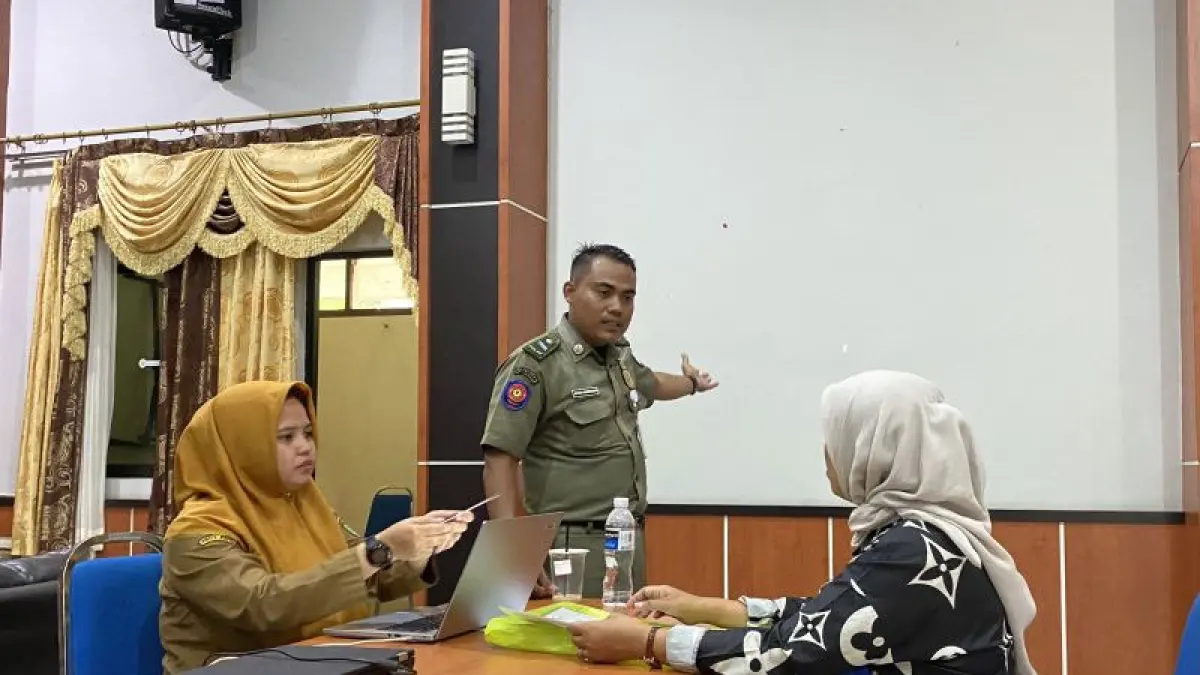  Salah satu orangtua yang sedang bertanya dan berkonsultasi di Posko Pengaduan SPMB di Gedung Gurindam Disdik Batam, Kepri, Senin (8/6/2026). (ANTARA/Amandine Nadja)
