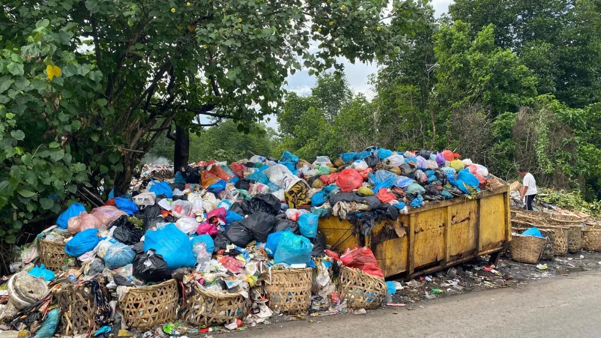 Tumpukan sampah di tempat penampungan sampah sementara di Tanjunguban. F.Loan untuk Batam Pos
