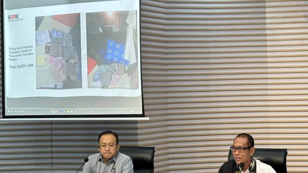 Pelaksana Tugas Direktur Penyidikan Komisi Pemberantasan Korupsi Achmad Taufik Husein (kanan) bersama Direktur Penindakan Korps Pemberantasan Tindak Pidana Korupsi Polri Brigadir Jenderal Polisi Robertus Yohanes De Deo menampilkan barang bukti kasus suap yang melibatkan Bupati Muara Enim Edison di Gedung Merah Putih KPK, Jakarta, Selasa (9/6/2026). (ANTARA/Rio Feisal)