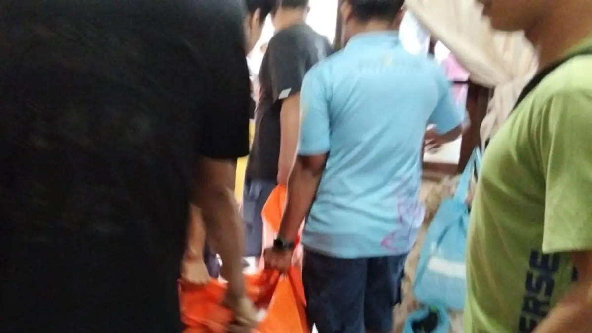 
Petugas kepolisian melakukan olah tempat kejadian perkara di sebuah rumah di Kampung Tengah, Kelurahan Batu Besar, Kecamatan Nongsa, Kamis (11/6). Polisi masih mendalami penyebab meninggalnya seorang pelajar SMP yang ditemukan tidak bernyawa di kediamannya.