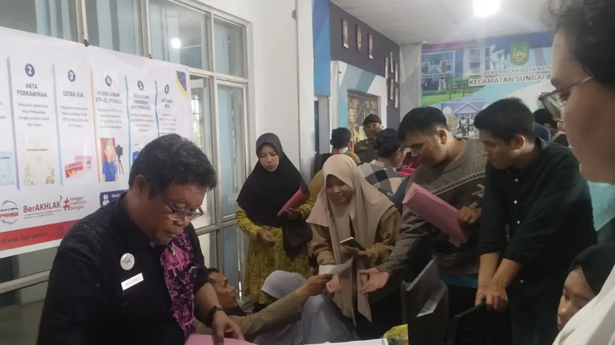 
Ratusan warga memanfaatkan layanan administrasi kependudukan GASPOL yang digelar Disdukcapil Kota Batam di Kantor Camat Sungai Beduk, Kamis (11/6). Program jemput bola ini menghadirkan berbagai layanan kependudukan secara gratis untuk memudahkan masyarakat mengurus dokumen lebih dekat dengan tempat tinggal mereka.  F. Rengga / Batam Pos