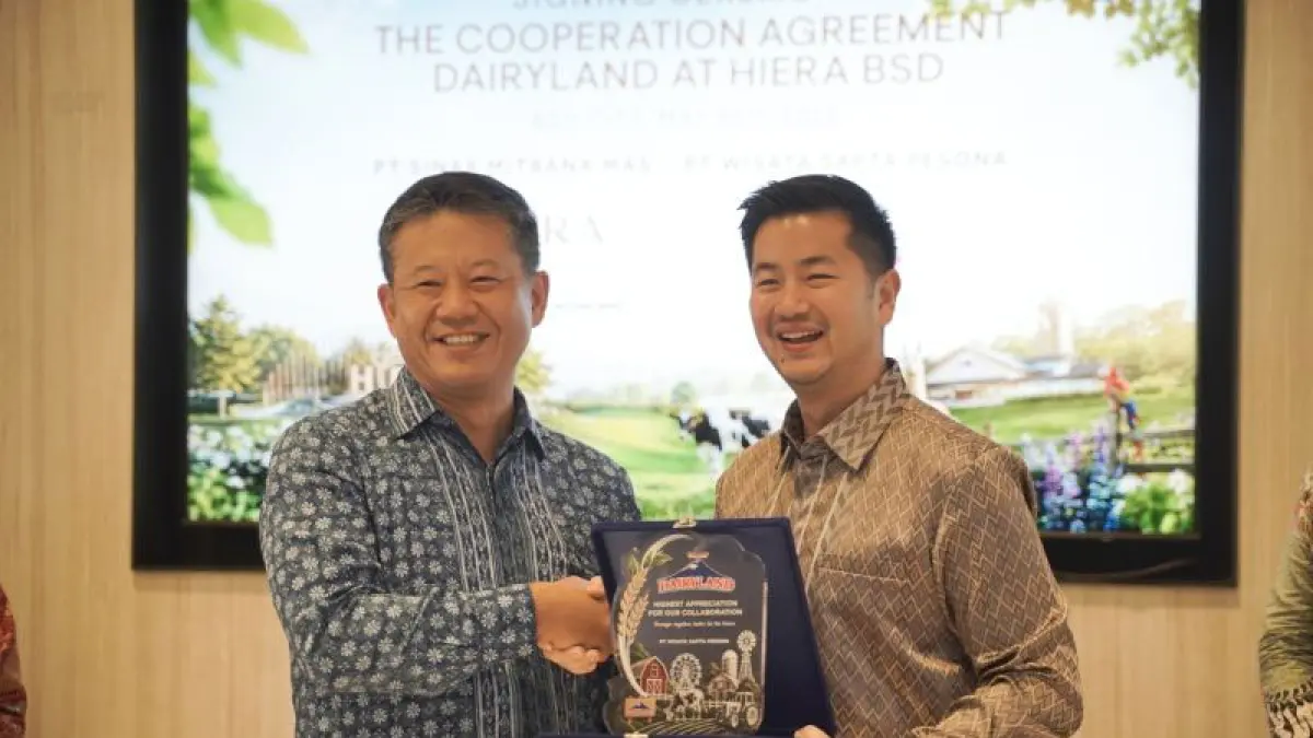 President Director PT Sinar Mitbana Mas Daisuke Kobayashi (kiri) dan Direktur Utama PT Wisata Sapta Pesona Wenzel Sutantio (kanan) berjabat tangan dalam seremoni penandatanganan cooperation agreement Dairyland at Hiera BSD pada 20 Mei 2026 di Hiera Marketing Gallery, BSD City, Tangerang, Banten. F. Sinar Mas Land 