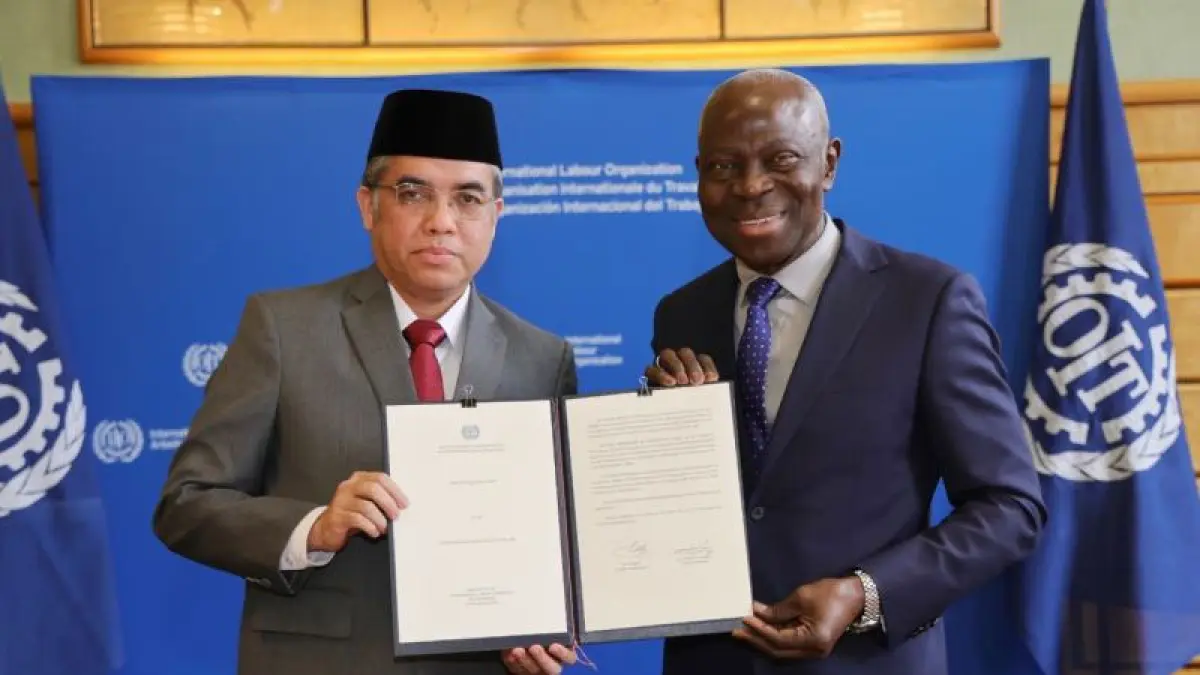 Menteri Ketenagakerjaan (Menaker) Yassierli menyerahkan instrumen asli ratifikasi Konvensi International Labour Organization (ILO) 188 tentang Pekerjaan dalam Sektor Penangkapan Ikan kepada Direktur Jenderal ILO Gilbert F. Houngbo di Jenewa, Swiss, Rabu (10/6/2026). F. Kemnaker RI

