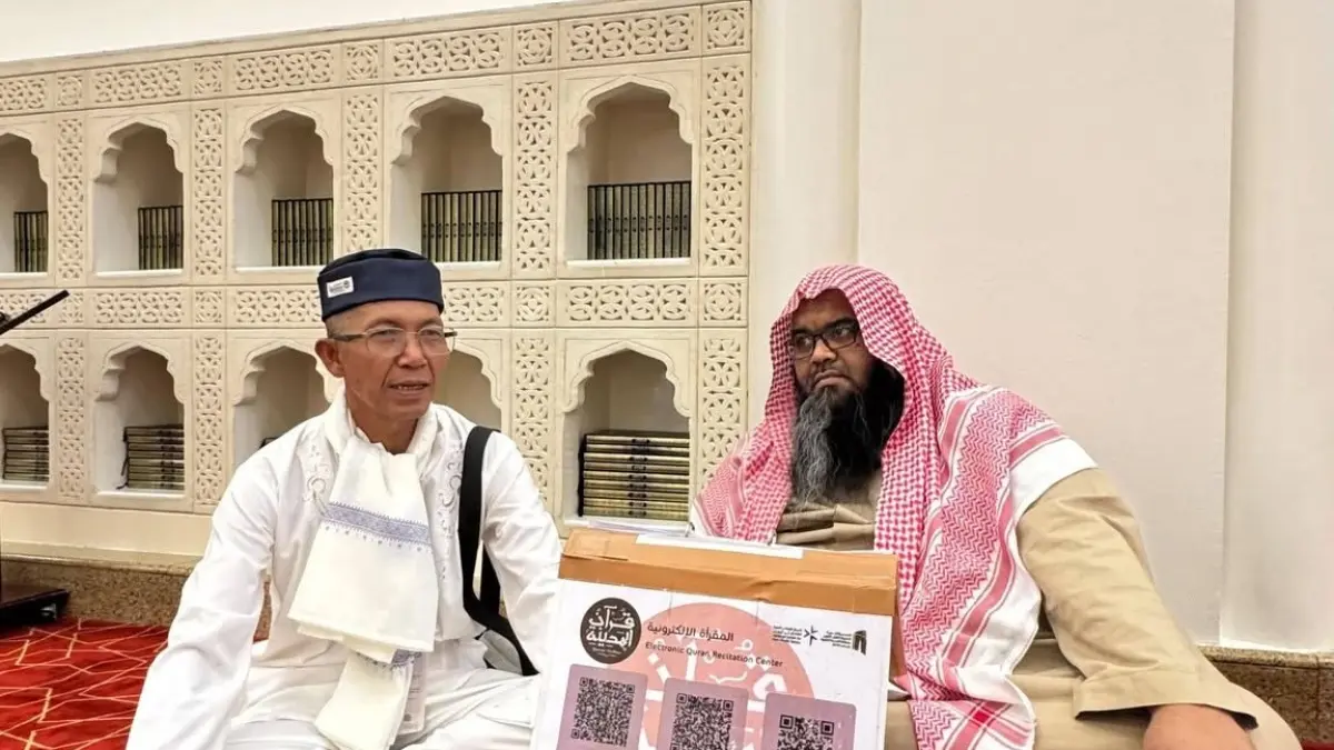 Amsakar Achmad bersama Syech Tayyib Muhammad di Masjid Quba Madinah. F. istimewa
