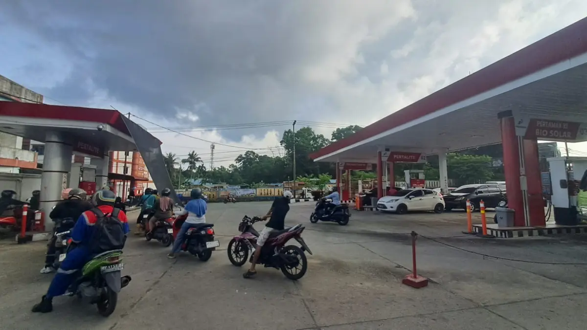 Antrean kendaraan yang hendak mengisi BBM di SPBU jalan Permasuri, Tanjunguban, Kecamatan Bintan Utara pada Kamis (11/6/2027). F.Slamet Nofasusanto/Batam Pos