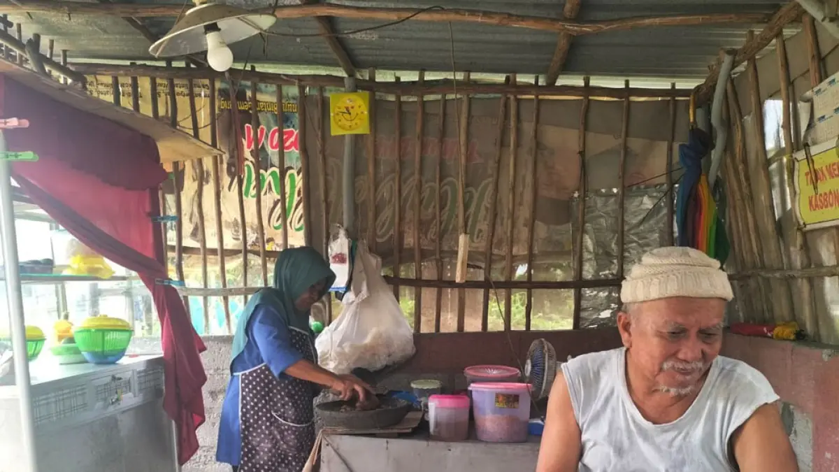 
Sakti Indrawan dan istrinya, Endang Sriwahyuni, berjualan lontong pecel di Kampung Jeruk, Tanjunguban, Bintan. Pasangan lansia ini akhirnya lega setelah tagihan air PDAM sebesar Rp711.400 yang sempat membebani mereka dinyatakan lunas oleh PDAM Tirta Kepri.  F. Slamet / Batam Pos