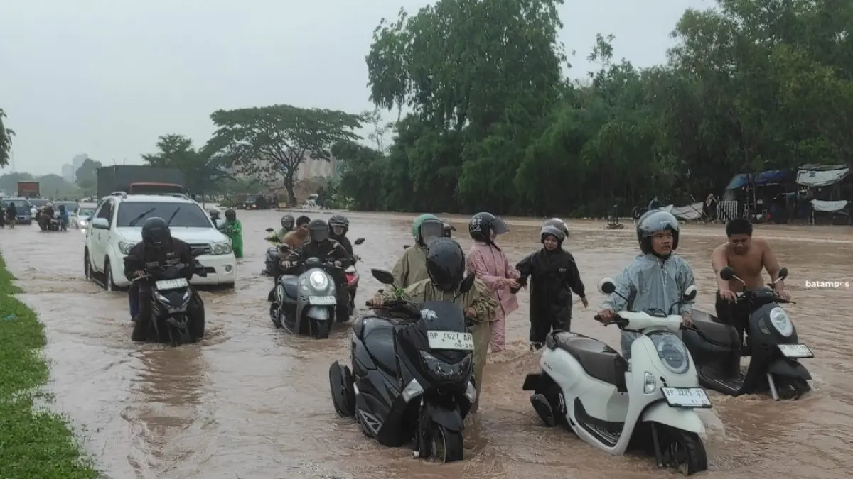 Hujan yang mengguyur kota Batam mengakibatkan sejumlah ruas jalan tergenang. Selasa (10/6). Kondisi ini mengakibatkan puluhan kendaraan roda dua mogok karena terjebak genangan air hujan. F.Cecep Mulyana/Batam Pos
