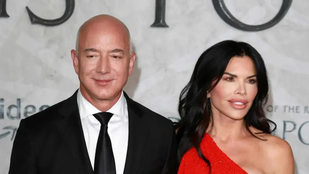 Jeff Bezos bersama istrinya, Lauren Sánchez, menghadiri sebuah acara di Amerika Serikat (Barchart)