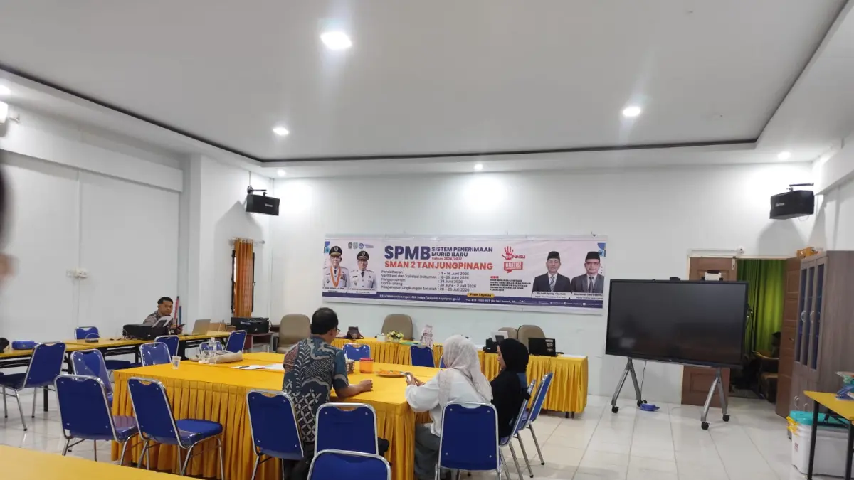 Orang tua saat mendatangi posko pengaduan SPMB SMA 2 Negeri Tanjungpinang, Kamis (11/6). F. Mohamad Ismail/Batam Pos