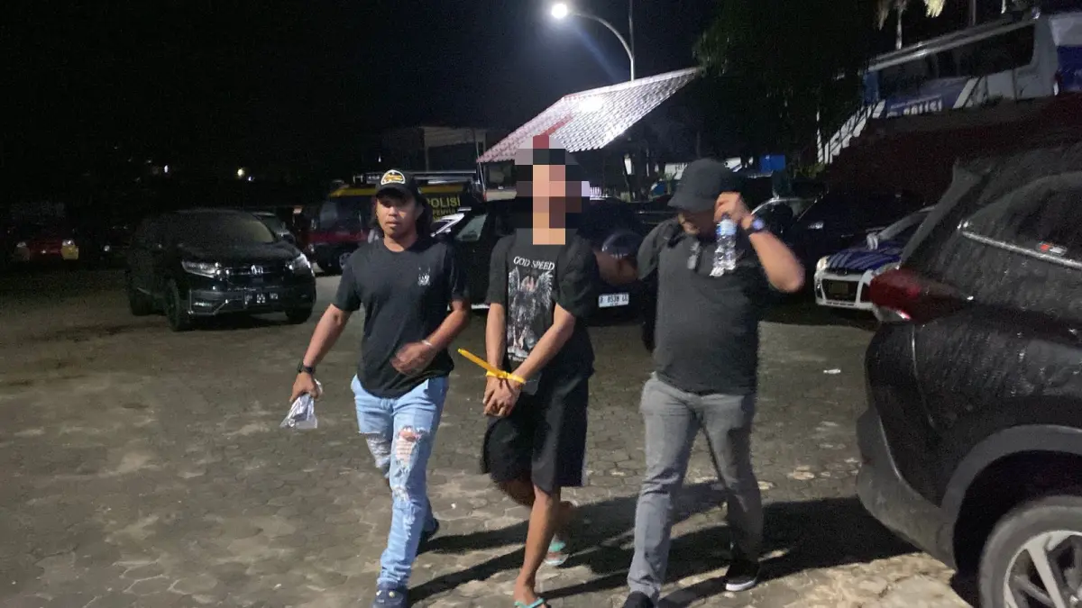 Pelaku pencurian 2 unit ponsel di Perumahan Citra Pelita 11 saat digiring ke Mapolresta Tanjungpinang. F. Humas Polresta Tanjungpinang