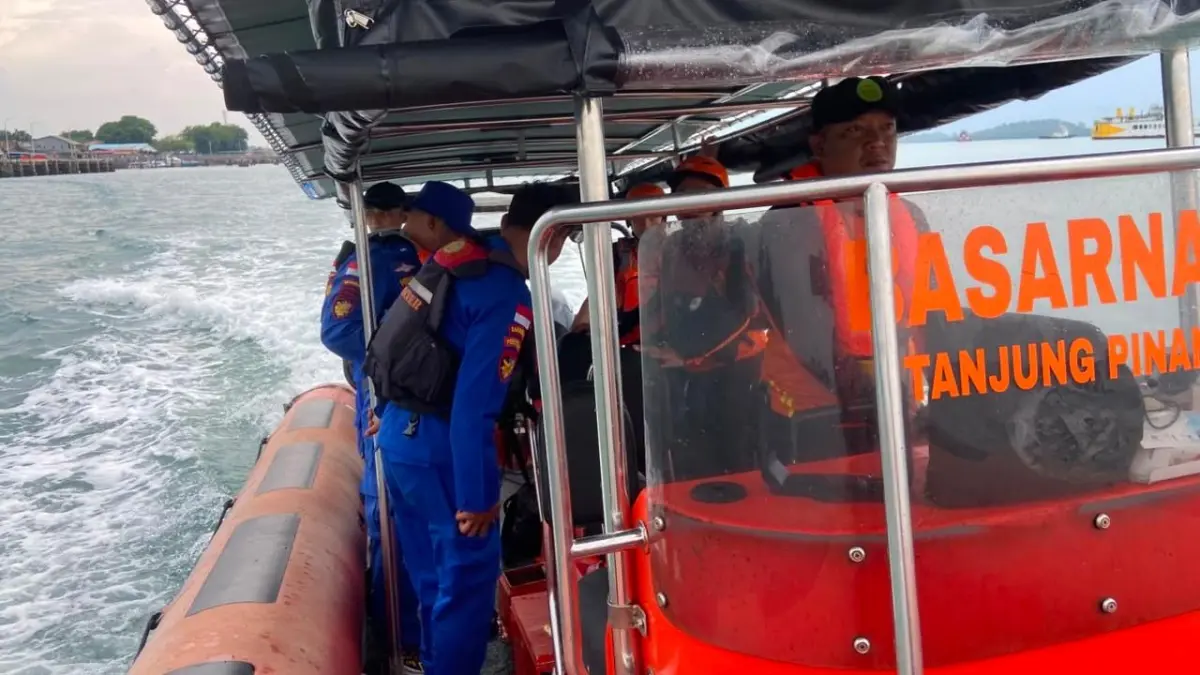 Pencarian kru KM Pasifik II yang jatuh ke laut. F Basarnas