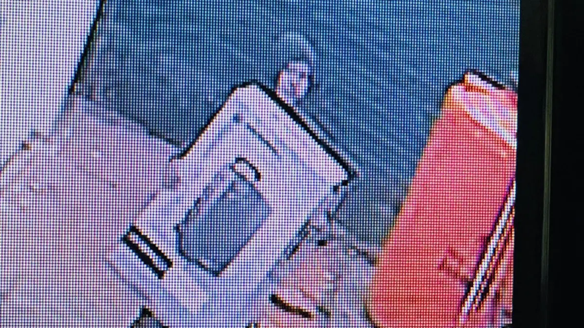 Petugas sekolah menunjukkan rekaman CCTV aksi pencurian di SMP Negeri 28 Batam. Pelaku membawa kabur spiker dan pompa air dengan total kerugian diperkirakan mencapai Rp10 juta.