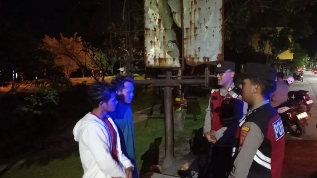 Polisi dari Polsek Meral memeriksa sepeda motor warga dalam patroli dialogis Rabu malam. F Sandi Pramosinto/Batam Pos