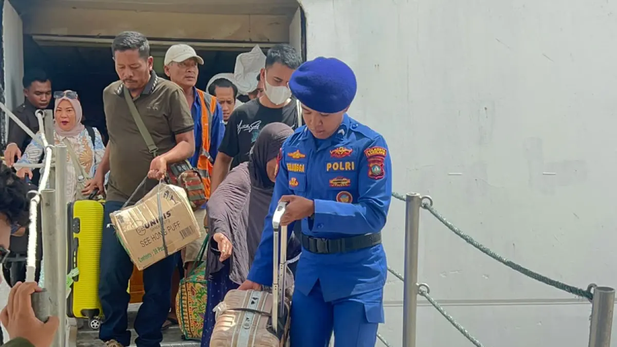 
Personel Satpolairud Polresta Barelang bersama unsur terkait melakukan pengamanan dan pemeriksaan penumpang KM Kelud di Pelabuhan Batam Bintang 99, Batu Ampar, Rabu (10/6). Sebanyak 2.521 penumpang tercatat turun dari kapal dalam kondisi aman dan tertib.  F. Eusebius / Batam Pos