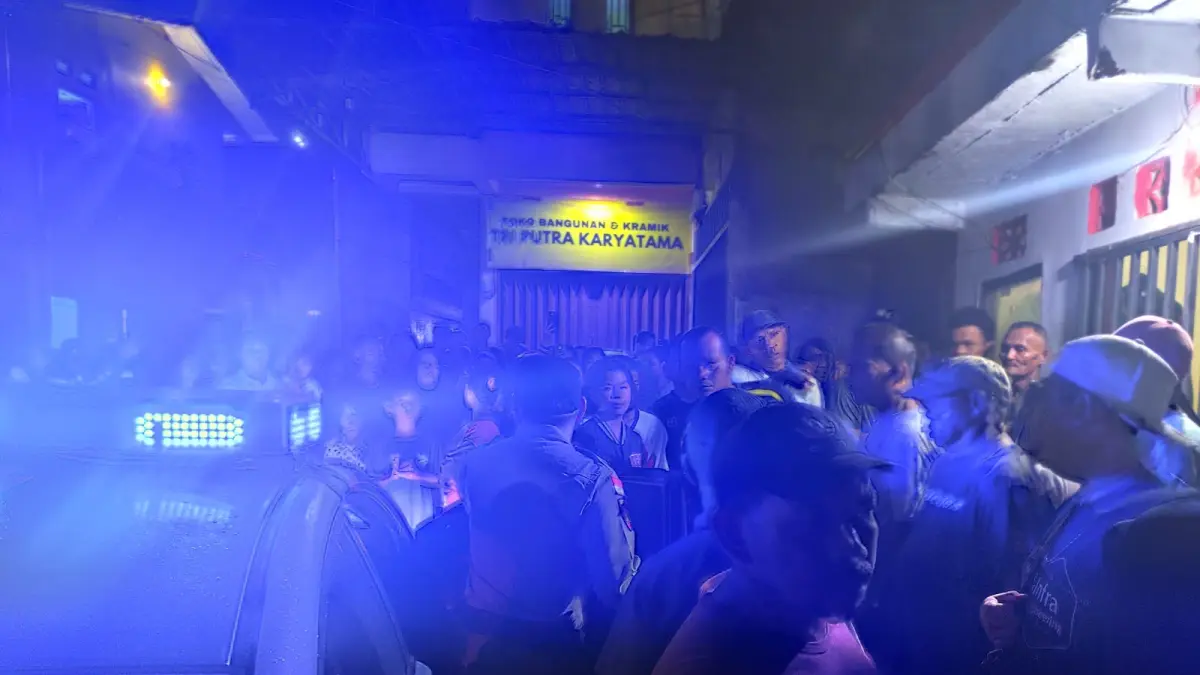 Seorang pemuda berinisial R (26) diamankan warga setelah diduga mencuri ponsel milik seorang pengunjung di kawasan Kavling Tunas Regensi, Sagulung, Batam, Selasa (9/6) malam.