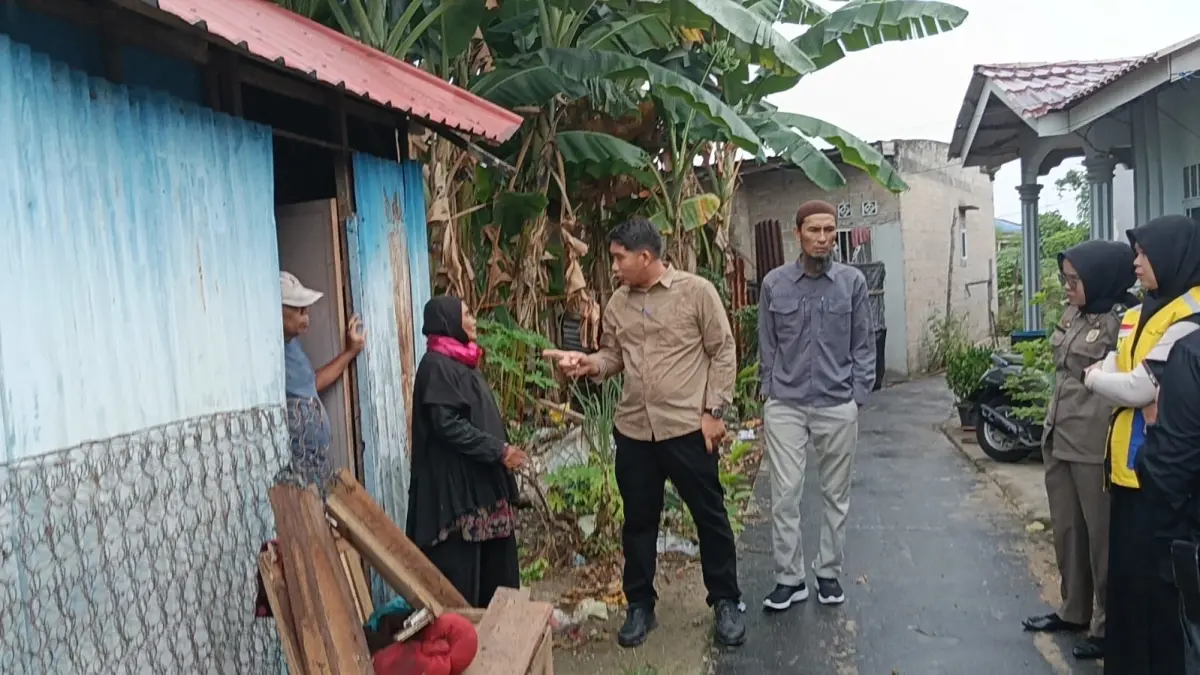Tim Gabungan menemui seorang wanita yang diduga ODGJ yang tinggal di tangga JPO, Kelurahan Sei Lakam barat, Kecamatan Karimun. F Sandi Pramosinto/Batam Pos