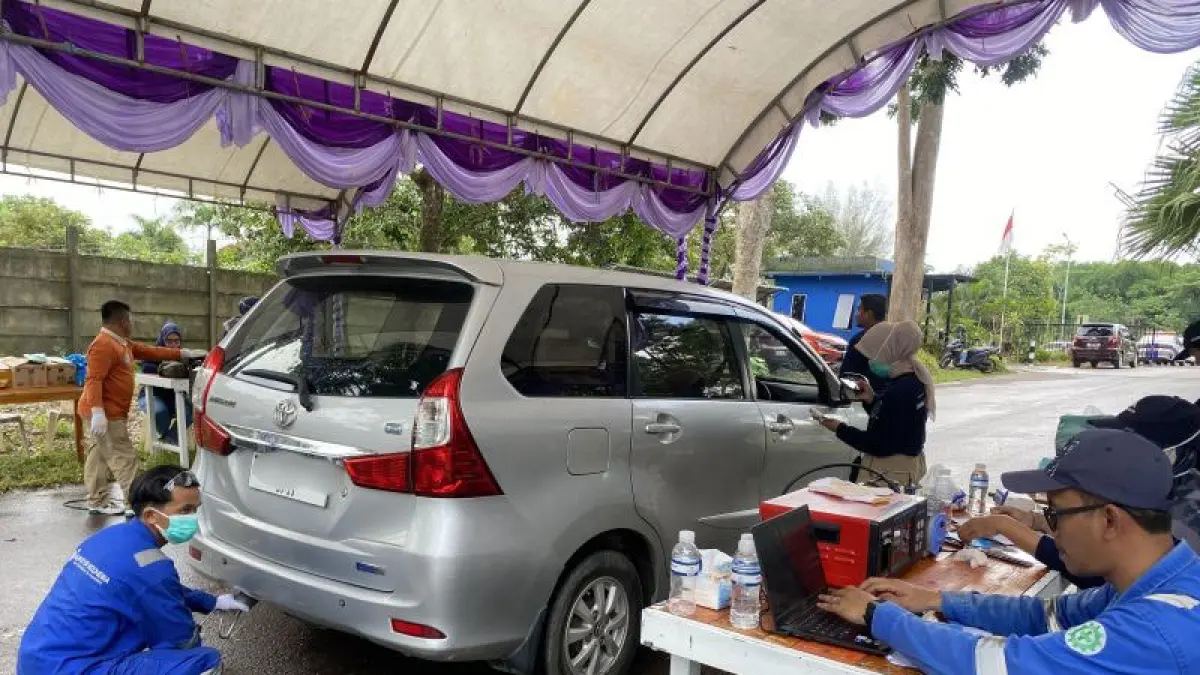  Uji emisi kendaraan bermotor bensin dan solar oleh DLH Kota Batam di Temenggung Abdul Jamal di Batam, Kepri, Kamis (11/6/2026). (ANTARA/Amandine Nadja)
