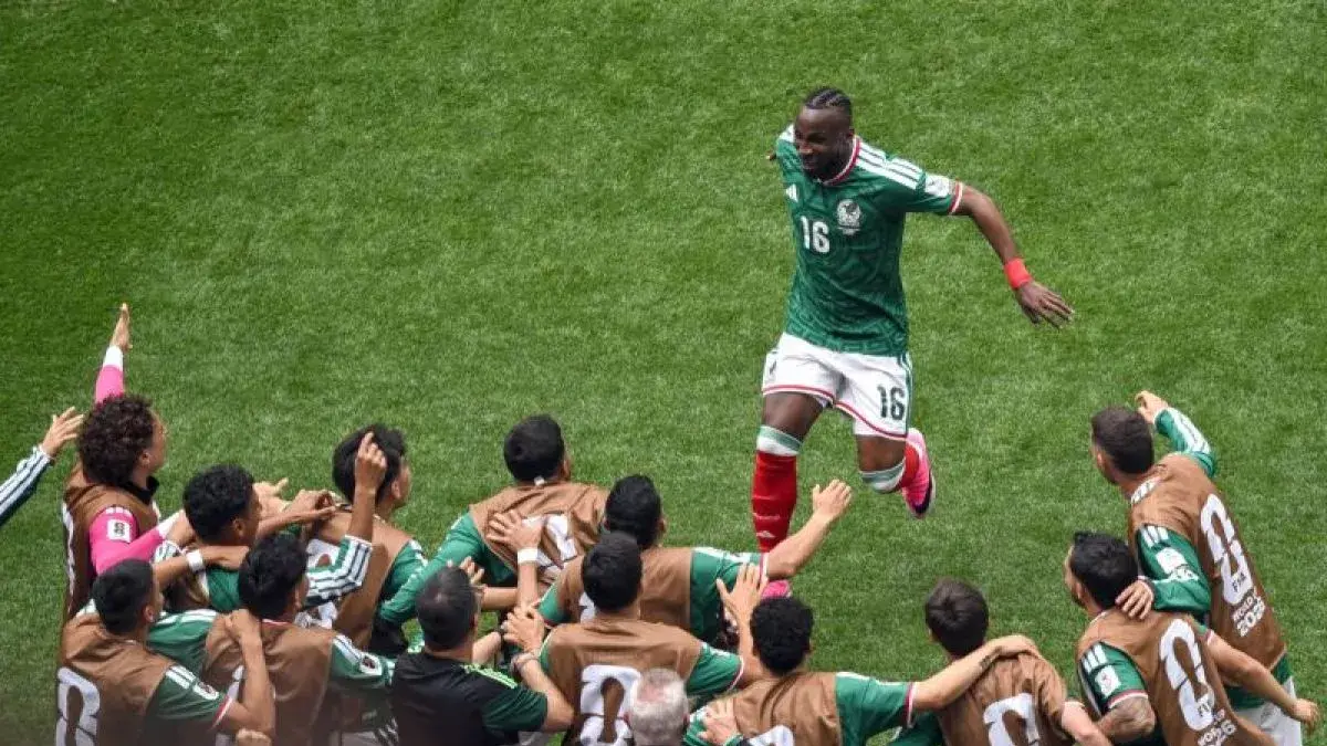 Pesepak bola Tim Nasional Meksiko Julian Quinones (atas) berselebrasi usai membobol gawang Tim Nasional Afrika Selatan dalam laga pembuka Grup A Piala Dunia 2026 di Stadion Azteca, Mexico City, Meksiko, Kamis (11/6/2026). ANTARA FOTO/Aditya Pradana Putra/sgd