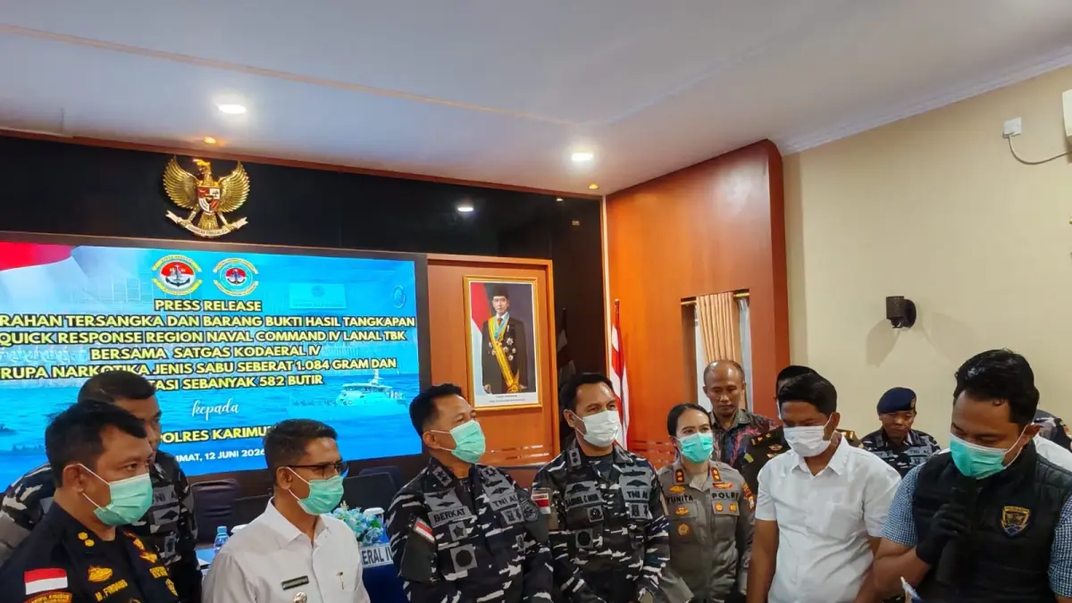 Komandan &nbsp;Kodaeral IV, Laksamana Muda TNI Berkat Widjanarko bersama Danlanal TBK, Letkol Laut (P) Samuel C Noya, Bupati Karimun, Iskandarsyah, Kapolres Karimun AKBP Yunita Stevani dan Kabid P2 Kanwil DJBC Khusus Kepri, M Firdaus menunjukkan barang bukti sabu dan pil ekstasi yang coba diselundupkan ke Karimun. F Sandi Pramosinto/Batam Pos