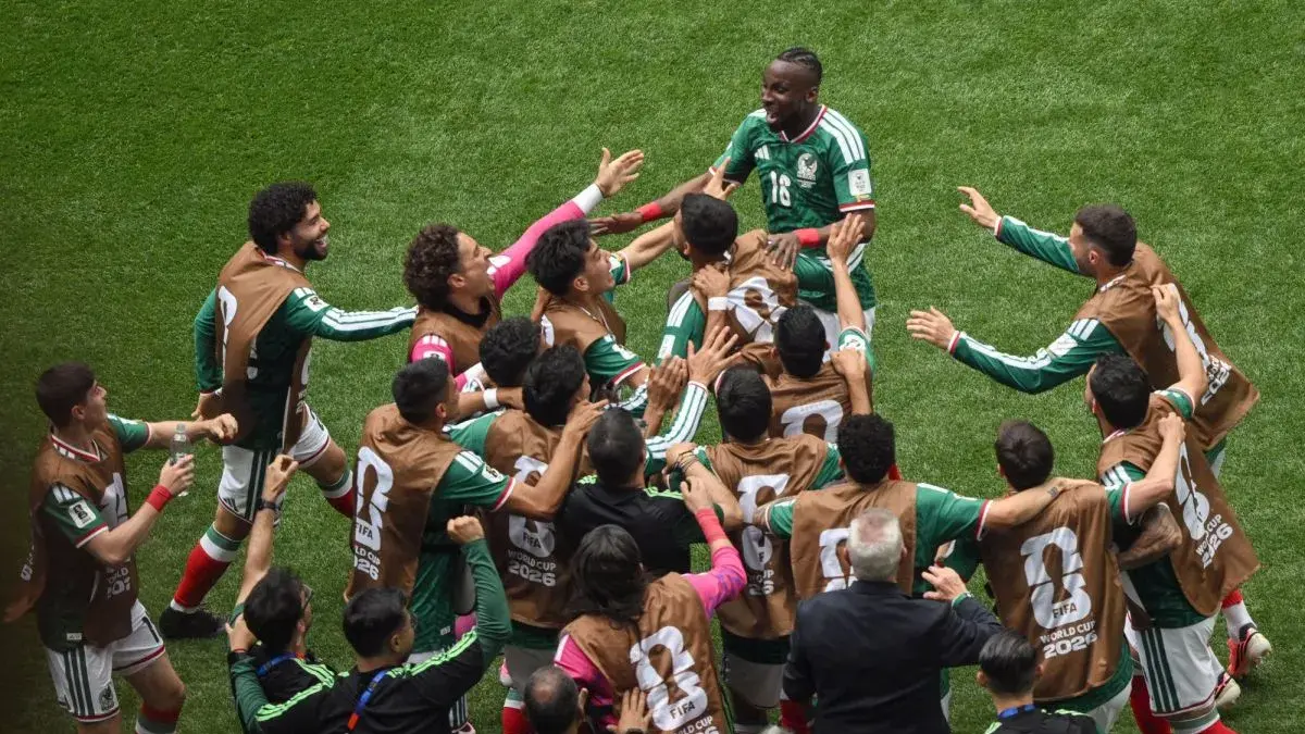 Pesepak bola Tim Nasional Meksiko Julian Quinones (atas) berselebrasi usai membobol gawang Tim Nasional Afrika Selatan dalam laga pembuka Grup A Piala Dunia 2026 di Stadion Azteca, Mexico City, Meksiko, Kamis (11/6/2026). ANTARA FOTO/Aditya Pradana Putra/sgd