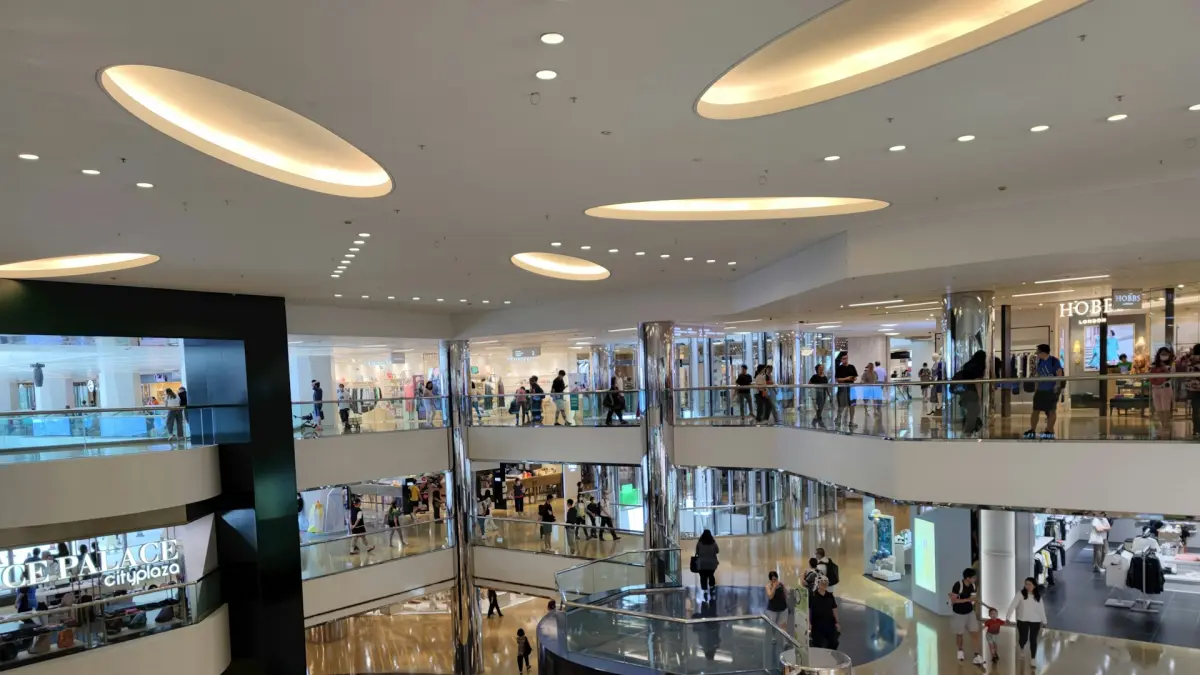 Ilustrasi mall. (unsplash.com/@cheungyin)