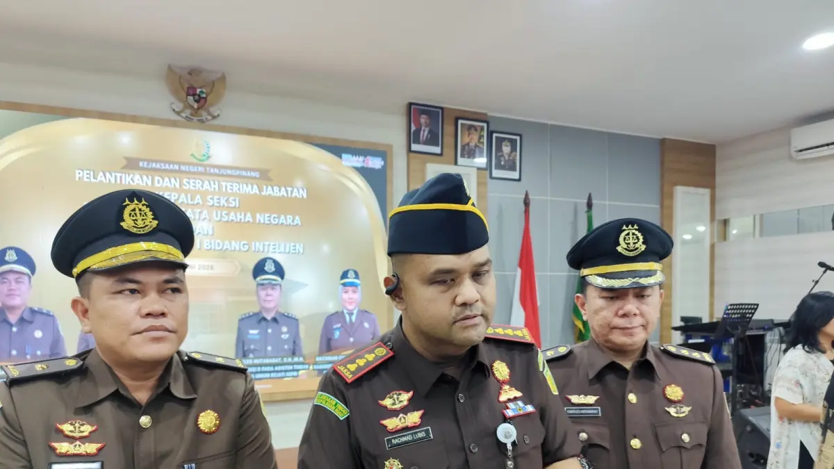 Kajari Tanjungpinang, Rachmad Surya Lubis (tengah).F. Mohamad Ismail/
Batam Pos