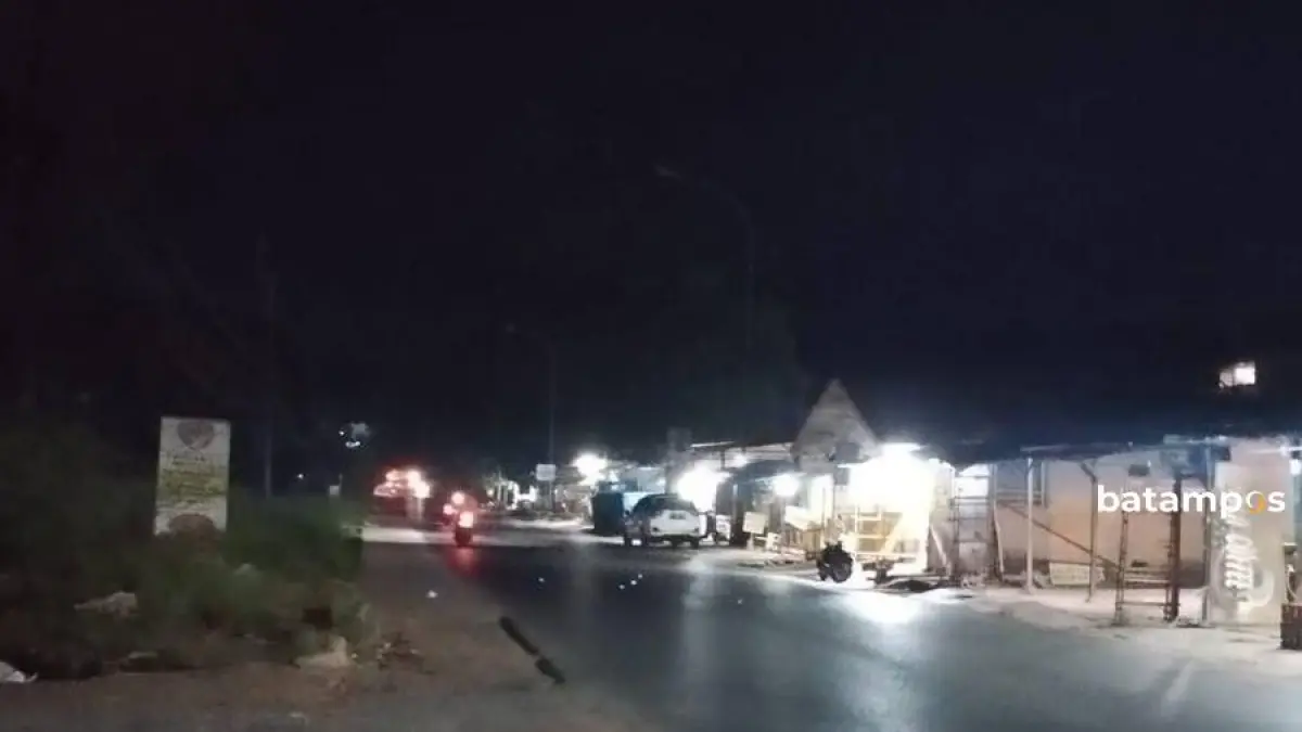 Kondisi Jalan S Parman yang gelap akibat padamnya lampu penerangan jalan umum (PJU). F. Zavila untuk Batam Pos