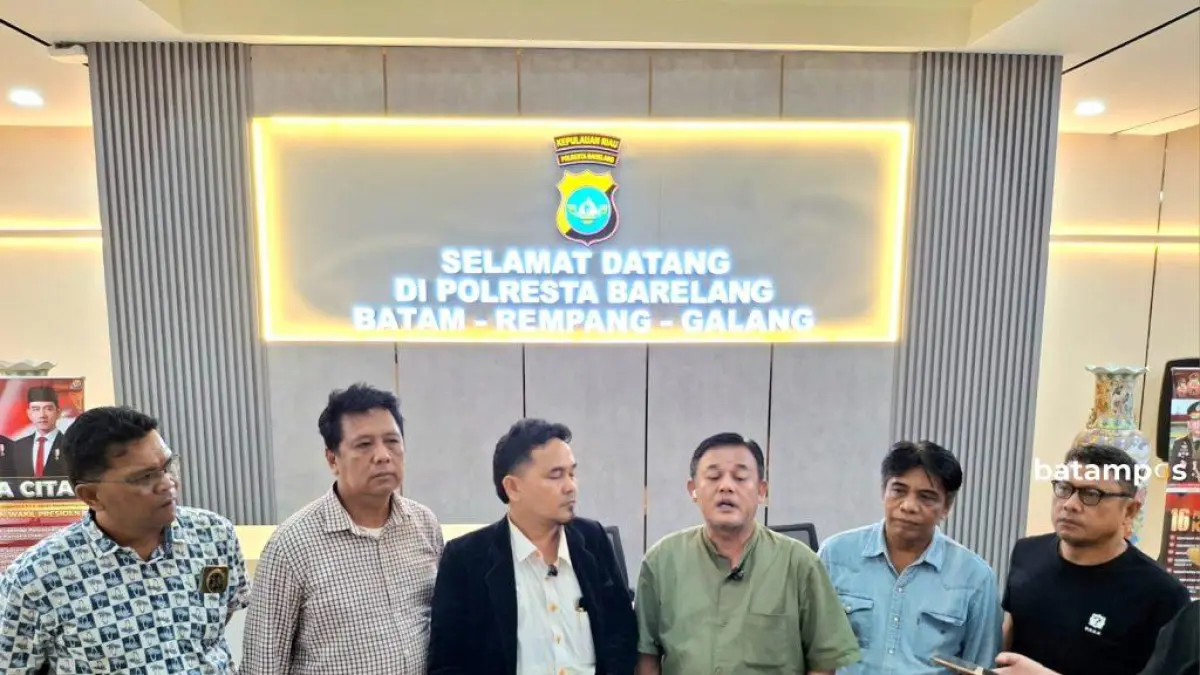 LCM bersama tim kuasa hukum dan pengurus PWI Kepri memberikan pernyataan usai LCM memebuat laporan polisi. F. dok PWI Kepri