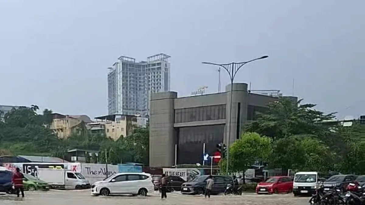 Kendaraan melintas di ruas jalan yang tergenang air akibat hujan lebat di Kota Batam, Jumat (12/6). BMKG Hang Nadim Batam memperkirakan potensi hujan disertai petir dan angin kencang masih dapat terjadi hingga sepekan ke depan sehingga masyarakat diminta meningkatkan kewaspadaan terhadap genangan, banjir lokal, dan pohon tumbang. Foto:  netizen
