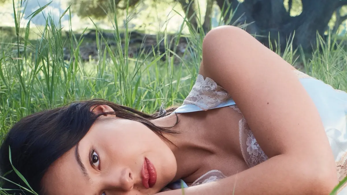 Olivia Rodrigo merilis album You Seem Pretty Sad for a Girl So in Love. (x.com/chartdata)