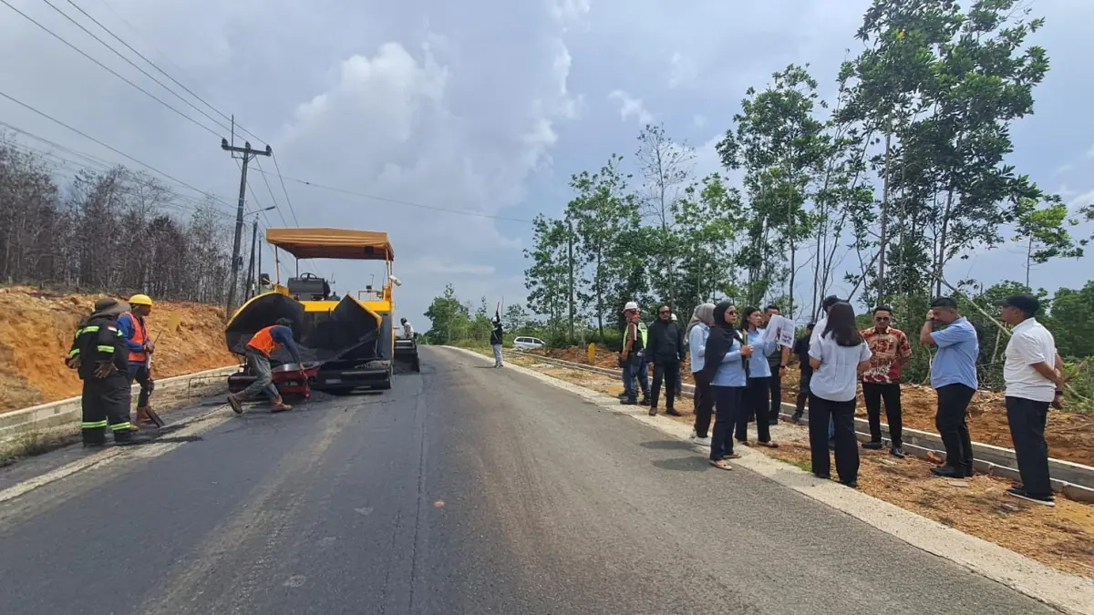 Pekerjaan pengaspalan di jalan Simpang Lagoi hingga Simpang Sungai Kecil, Kecamatan Teluk Sebong, Kamis (11/6/2026). F.Slamet Nofasusanto/Batam Pos