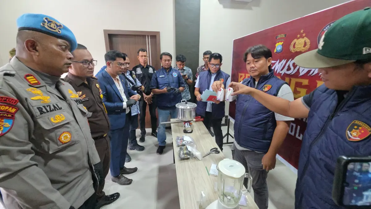 Pemusnahan cartridge vape yang mengandung zat etomidate menggunakan alat berat. F Sandi Pramosinto/Batam Pos
